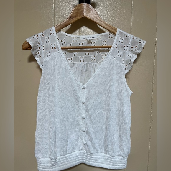 Adorable white top with eyelet sleeves. - Picture 1 of 3
